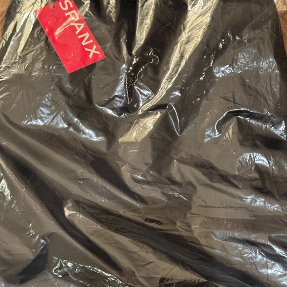 SPANX Air Essentials Travel Blanket in Black| 50” x 60” - Picture 3 of 4